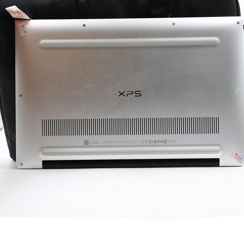 Dell XPS 13 9370 Laptop i7-8550U, 8 CPU, 8 GB Ram 500 gb SSD + Cover