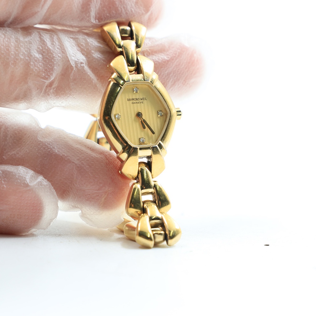 Reymond Weil Geneve 5885 Z 273852 Swiss made Water Resistant ** Has A crack on the top left