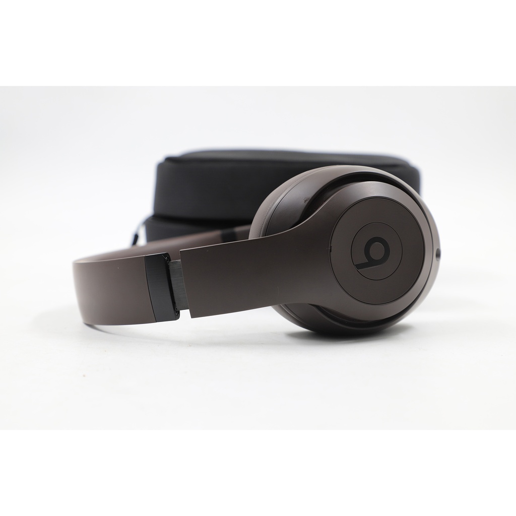 Beats Studio Pro + Cover