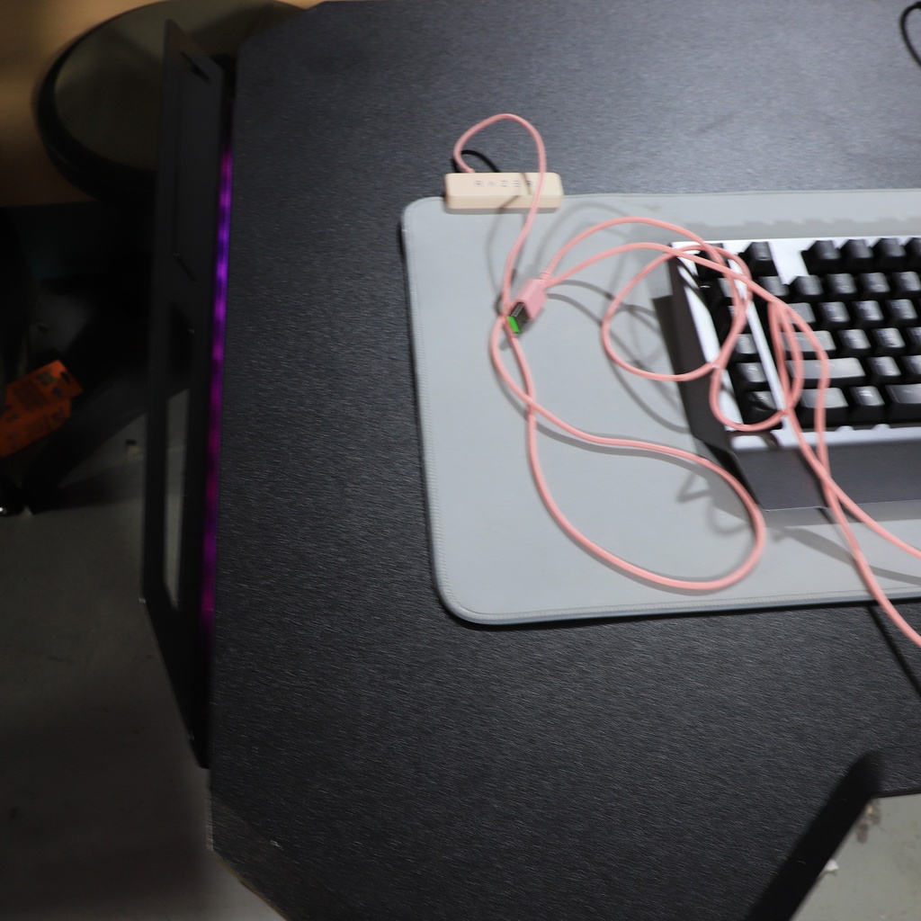 Gaming Table Dragon War + Mechanical Alienware Keyboard AW768 + Razer Mamba Elite + Razer RZ02 LED Mouse Pad