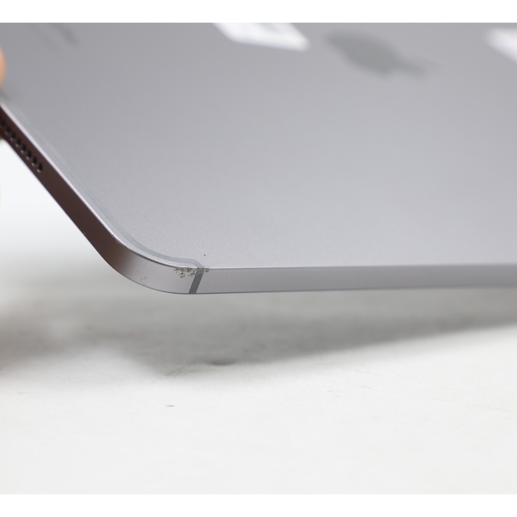 Apple iPad Pro 6th Gen 2TB Sim 12.9 inch ** Contain couple scratches On the Ends **