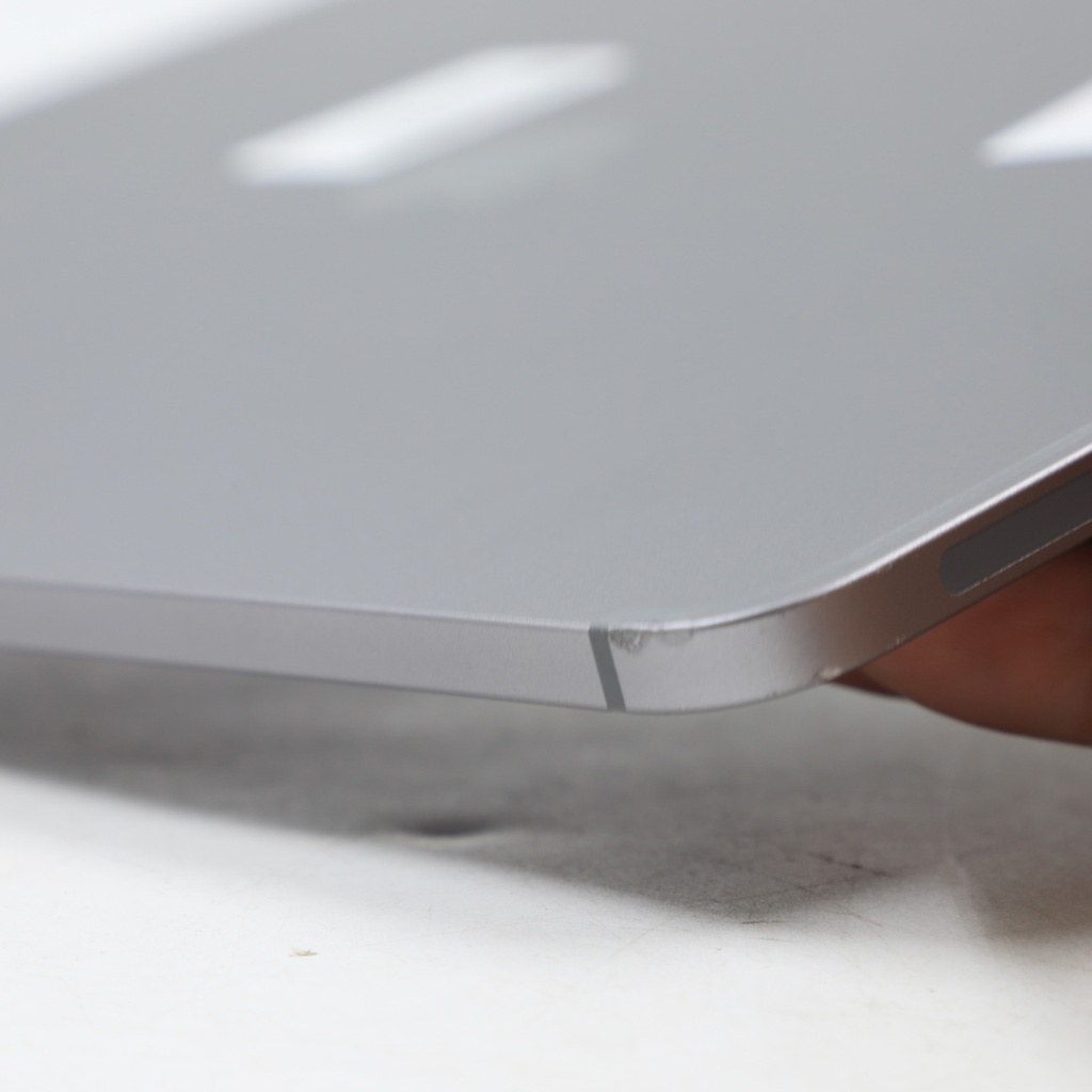 Apple iPad Pro 6th Gen 2TB Sim 12.9 inch ** Contain couple scratches On the Ends **