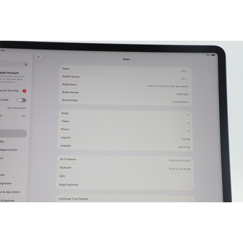 Apple iPad Pro 6th gen 126 gb 12.9 inch + Magic Keyboard (AR+English))