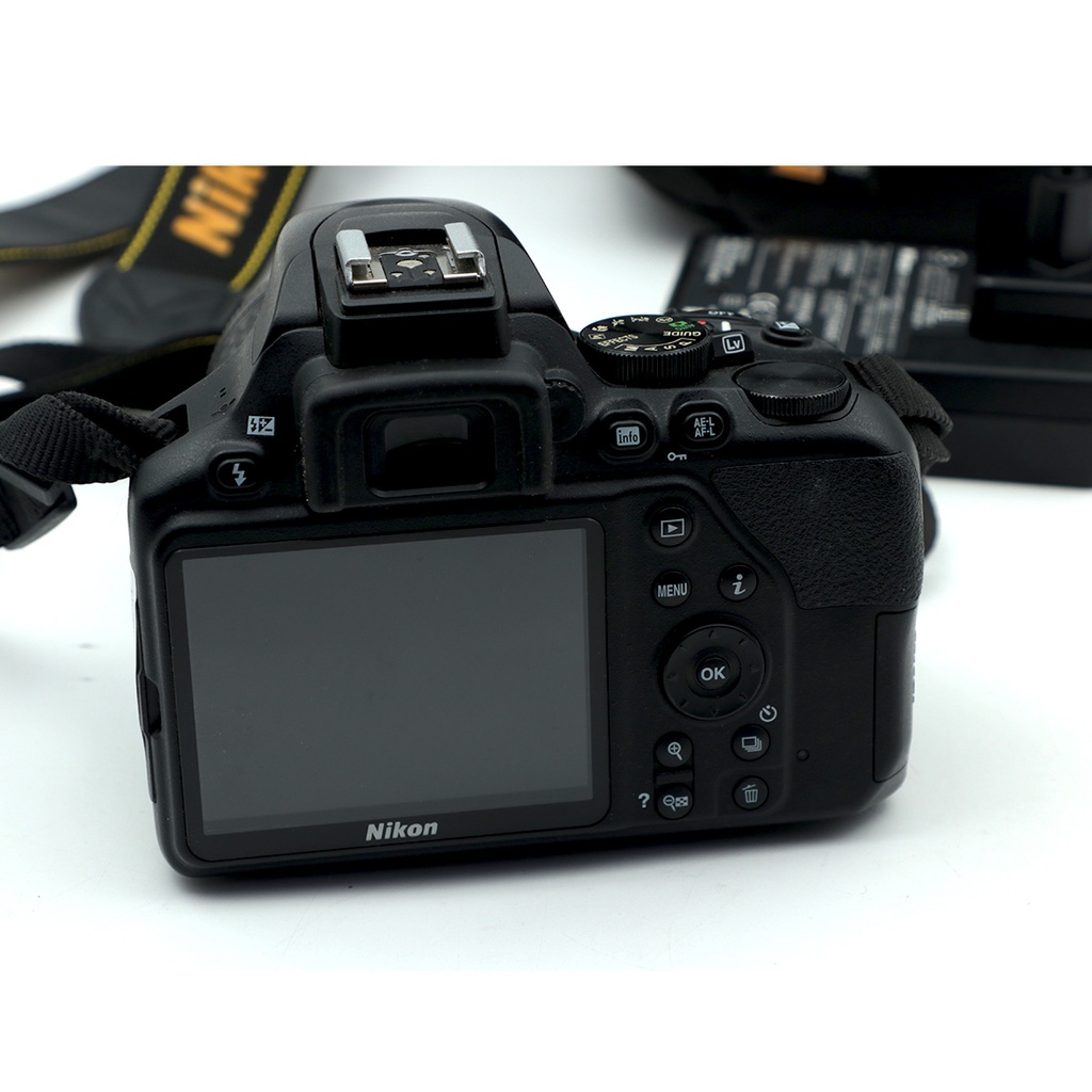 Nikon D 3500 DSLR + Pouch
