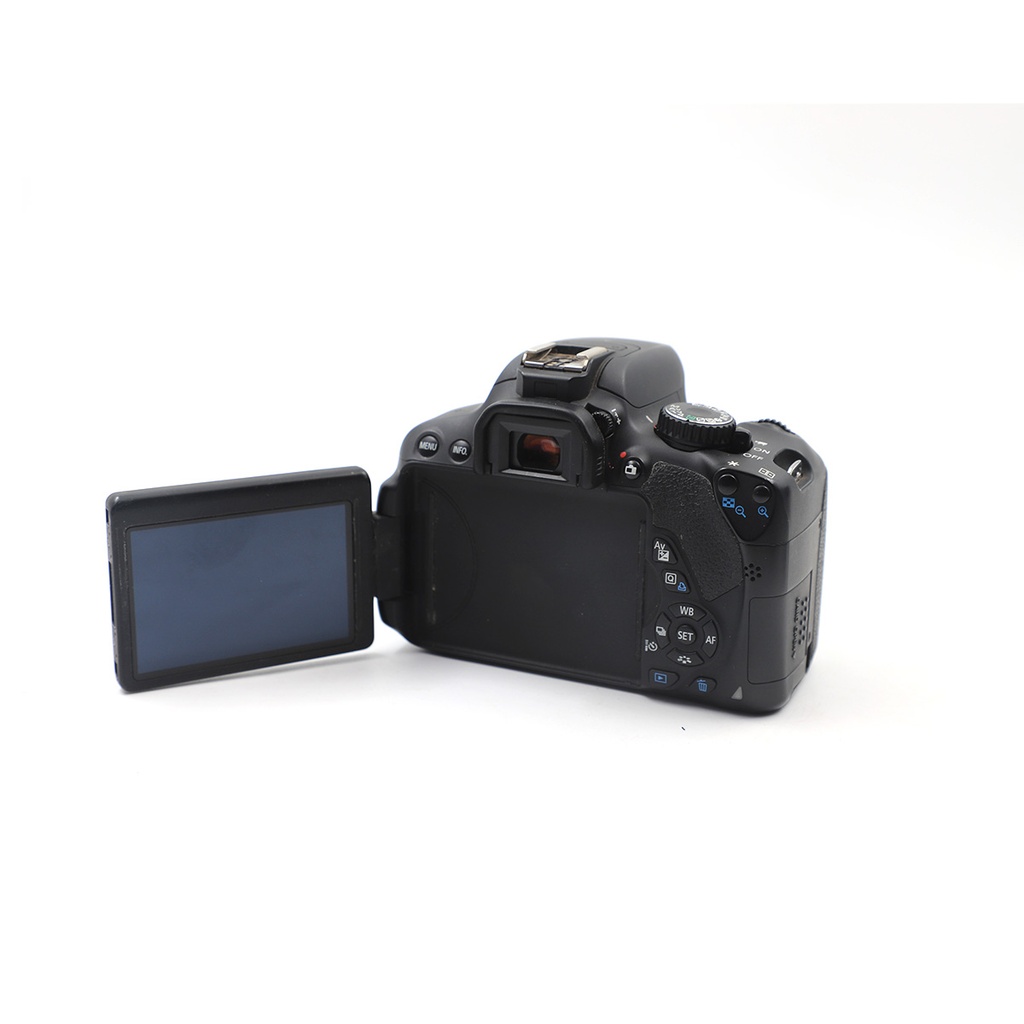 Canon EOS 650D + Canon EFS 18-135 mm Lens + Pouch ** Pouch Zip Damaged Doesn’t include Battery And Charger
