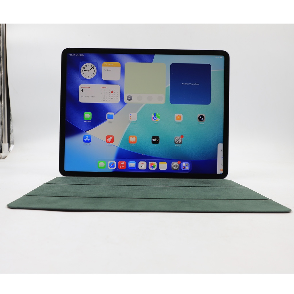 Apple iPad Pro 6th Gen 2TB Sim 12.9 inch ** Contain couple scratches On the Ends **