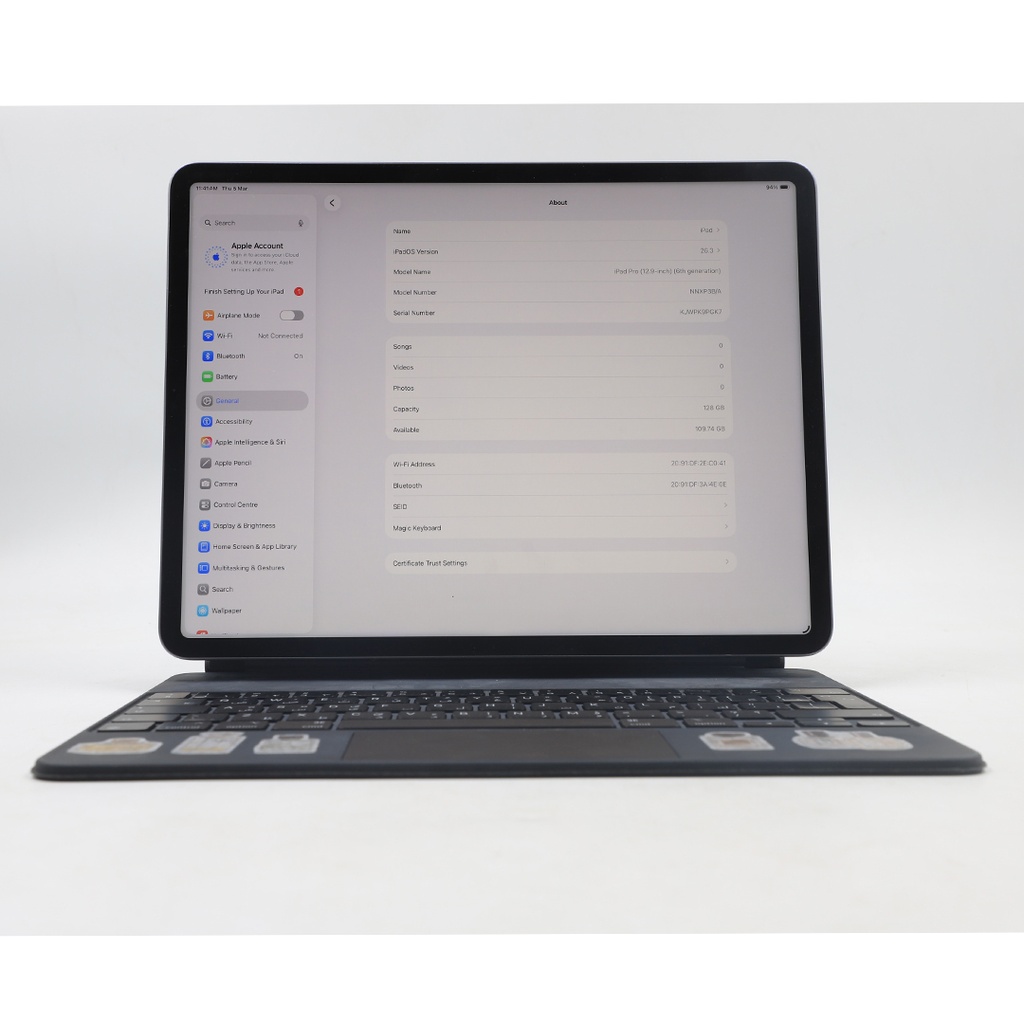 Apple iPad Pro 6th gen 126 gb 12.9 inch + Magic Keyboard (AR+English))