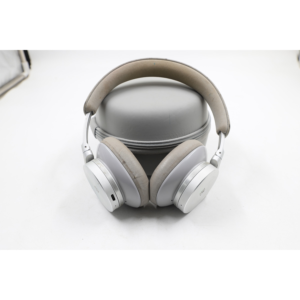 Auction For Bangs And Olufsen H95 ** Contain Stains And Heavily Used**