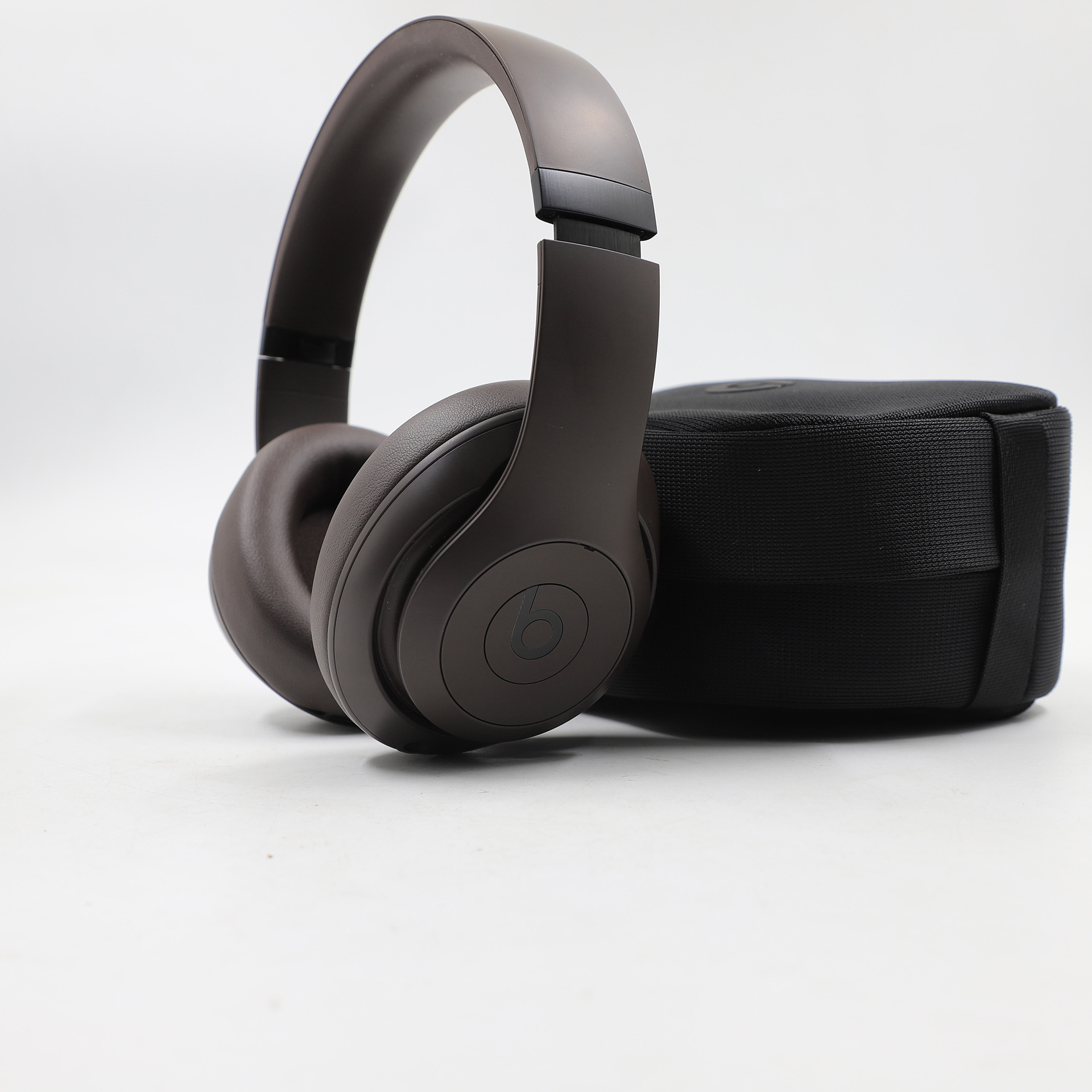 Auction For Beats Studio Pro + Cover