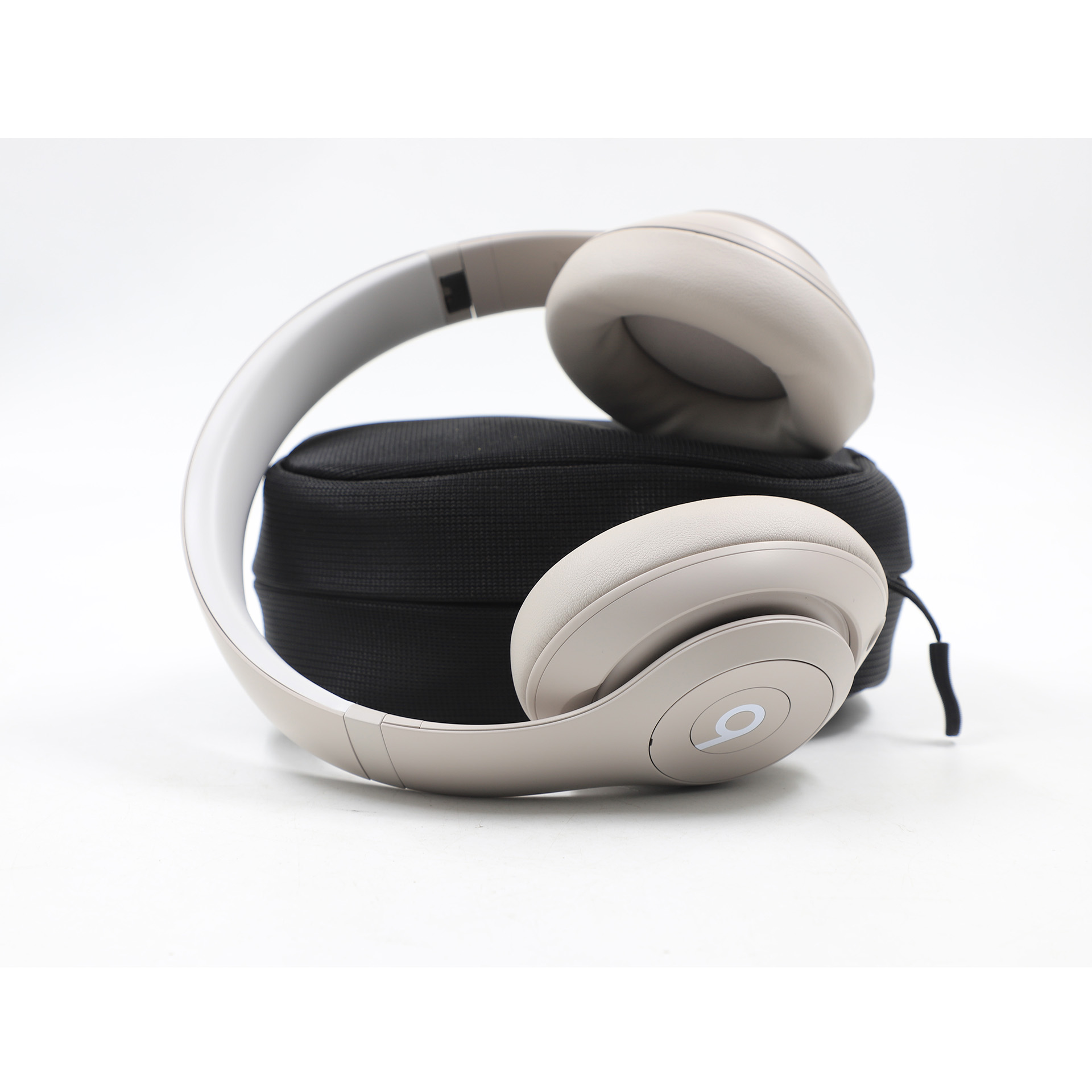 Auction For Beats Studio Pro Grey With Cables