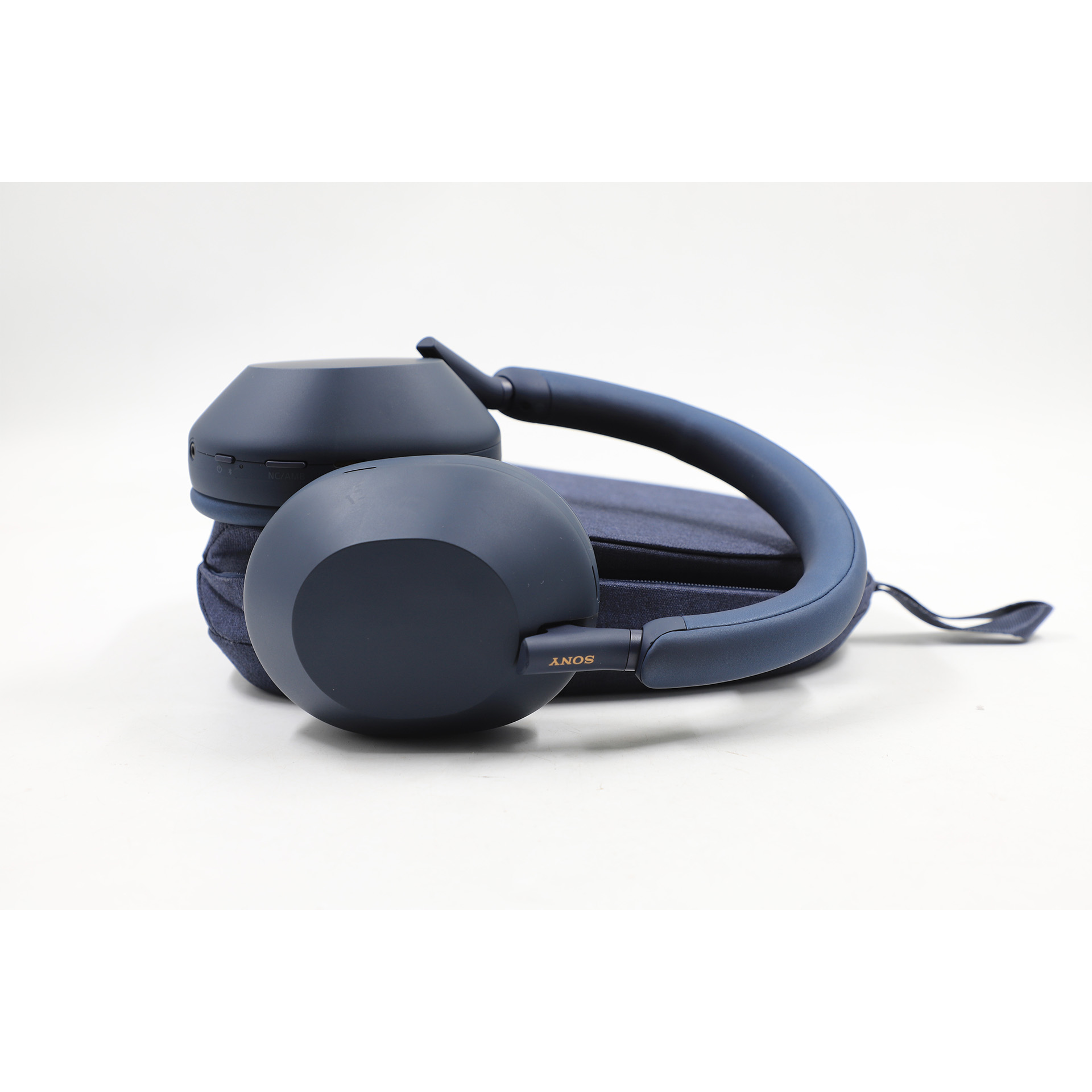 Auction For WH-1000XM5 Premium Wireless Noise Canceling Headphones Blue ** Pouch Zip Broken **