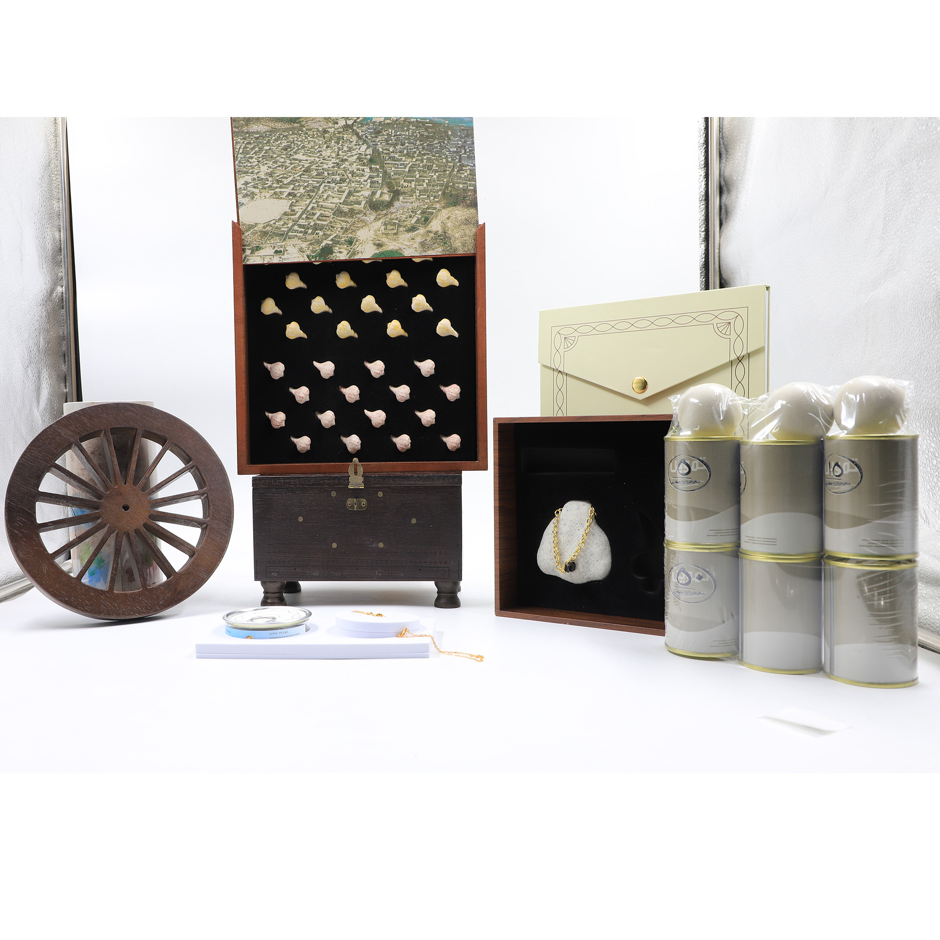 Auction For Mix Of Multiple Cultural Qatar Good Souvenir High Quality