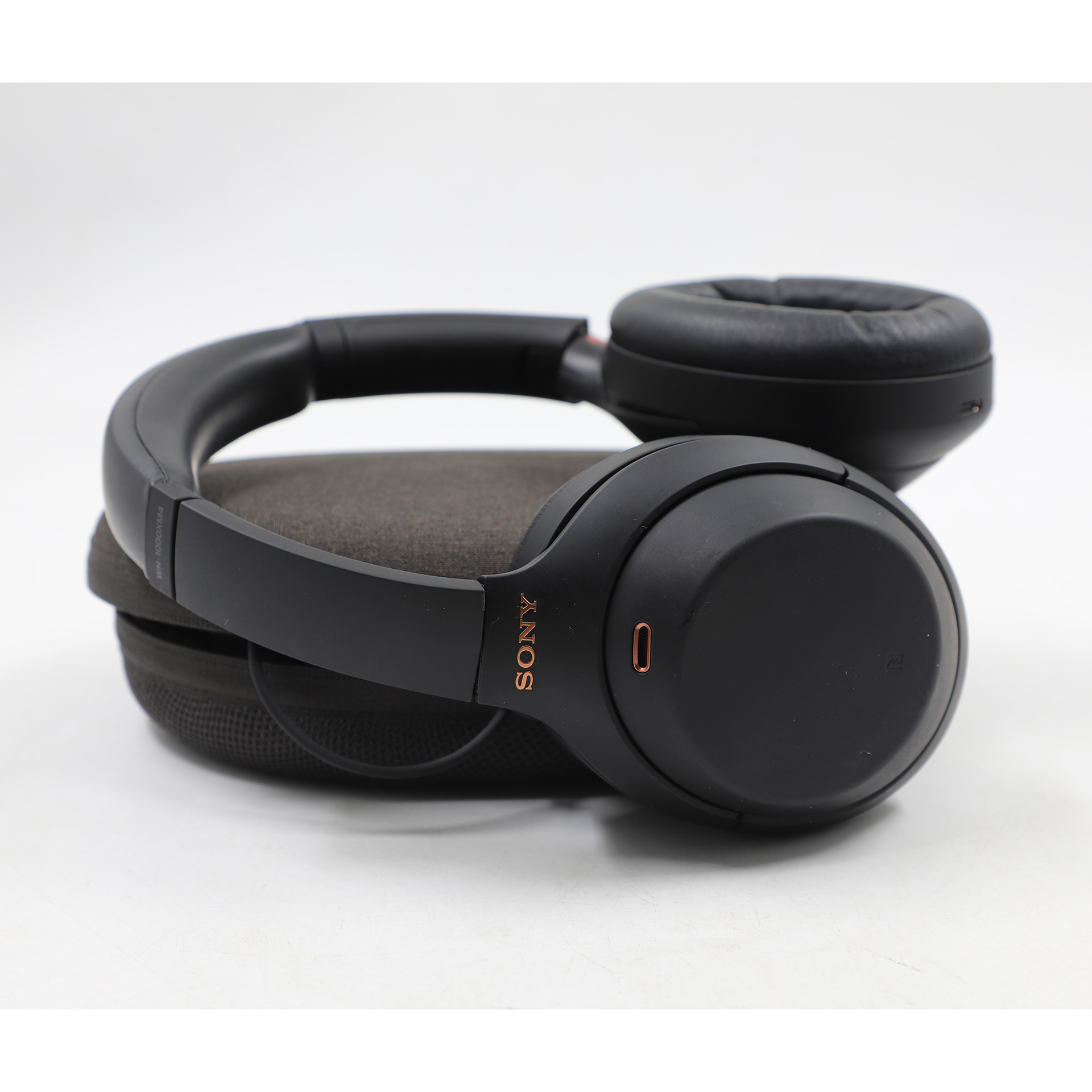 Auction For WH-1000XM4 Premium Wireless Noise Canceling Headphones Black+ Cover Auction