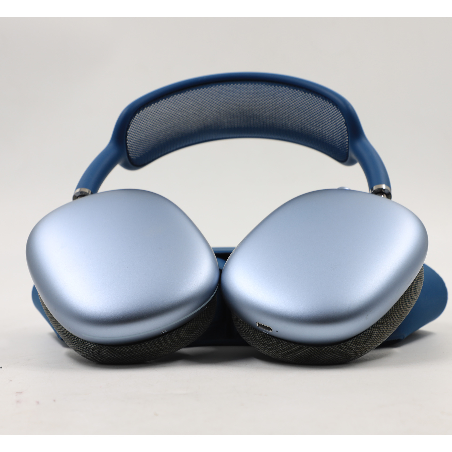 Auction For Apple Smat Airpods Max Blue Lightning