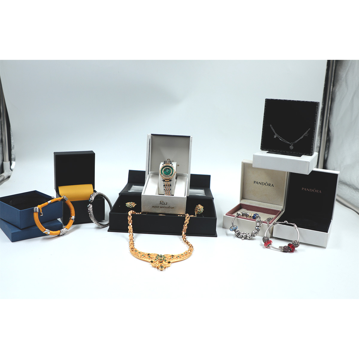 Auction For Mix Jewelry Pandent, Amanda Suarez,Tangle Germany, The Tanzanite Dream, New Windw Watch, Domination, Pandora